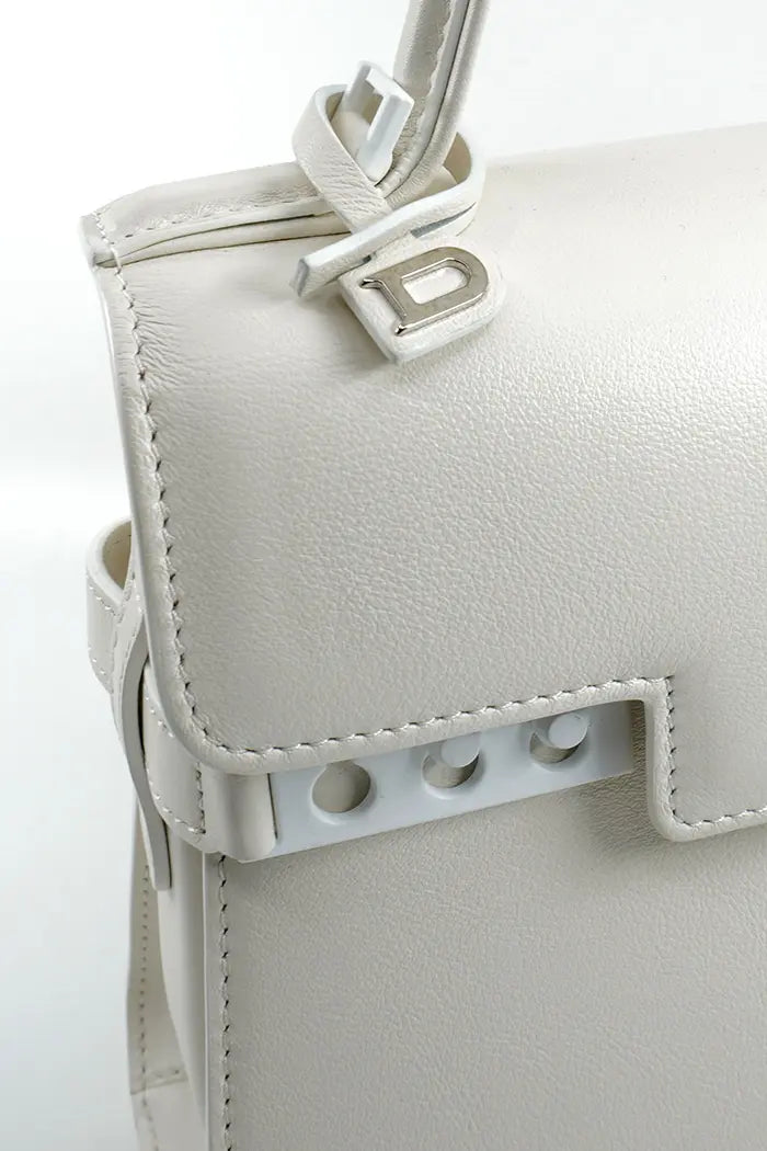 Bolso Delvaux Tempête en piel de becerro marfil Crispy, artículo de segunda mano, zoom sobre D de Delvaux