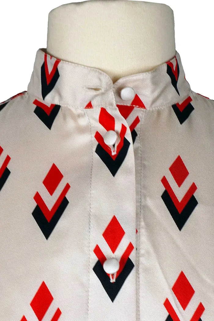 Vestido Valentino de seda plisada marfil, artículo de segunda mano, zoom en los botones delanteros