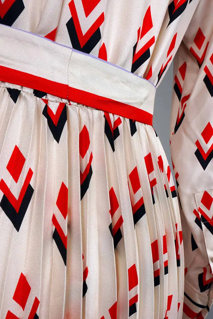Vestido Valentino de seda plisada marfil, artículo de segunda mano, zoom sobre el tejido plisado