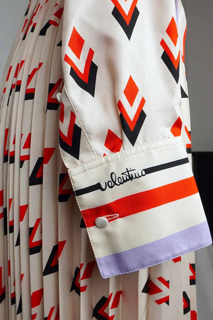 Vestido Valentino de seda plisada marfil, artículo de segunda mano, zoom en las mangas