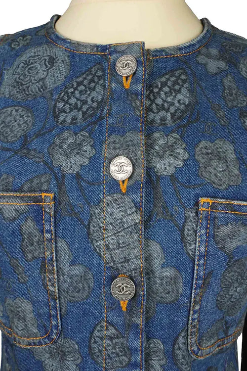 Blaue Jeansjacke mit langen Ärmeln von Chanel mit Blumenmuster, gebrauchter Artikel, Zoom auf die CC-Knöpfe auf der Vorderseite