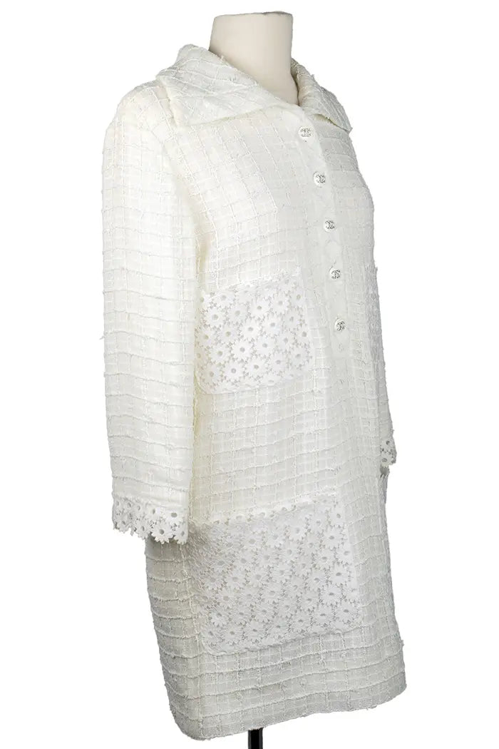 Robe-chemise Chanel en tweed et dentelle blanche, Paris-Capri Resort, article d'occasion, vue de 3/4