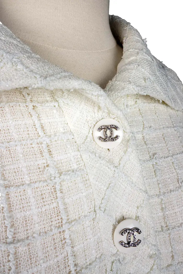 Robe-chemise Chanel en tweed et dentelle blanche, Paris-Capri Resort, article d'occasion, zoom sur les boutons CC incrustés de strass