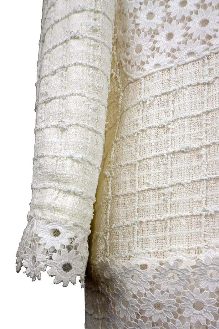Robe-chemise Chanel en tweed et dentelle blanche, Paris-Capri Resort, article d'occasion, zoom sur le poignet en dentelle florale