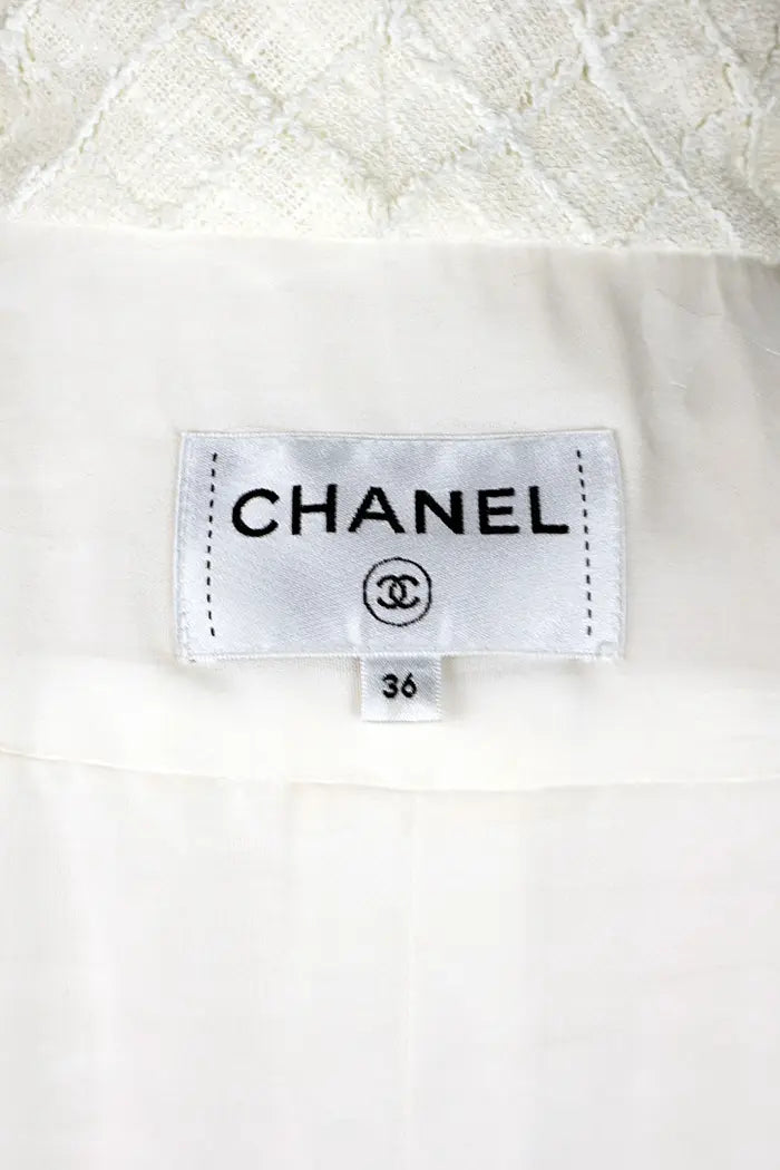 Robe-chemise Chanel en tweed et dentelle blanche, Paris-Capri Resort, article d'occasion, zoom sur l'étiquette Chanel