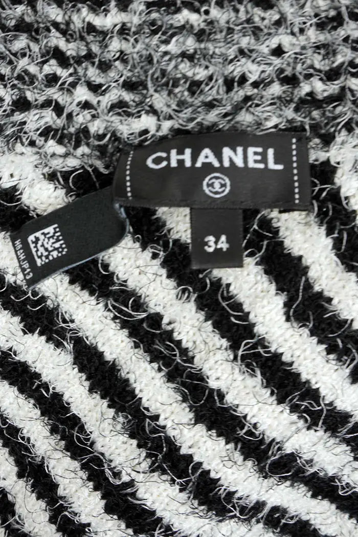 Chanel Top  asimétrico de tweed a rayas negro y gris plateado, prenda de segunda mano, zoom en la etiqueta Chanel