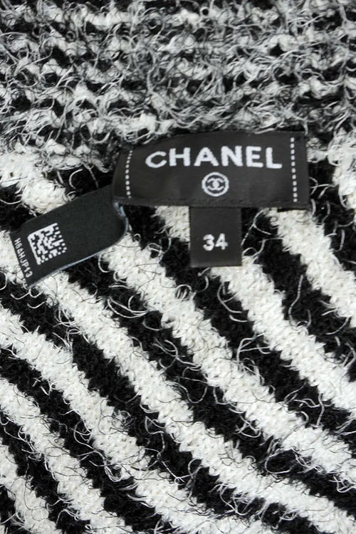 Chanel top asimétrico de tweed a rayas negro y gris plateado, prenda de segunda mano, zoom en la etiqueta Chanel