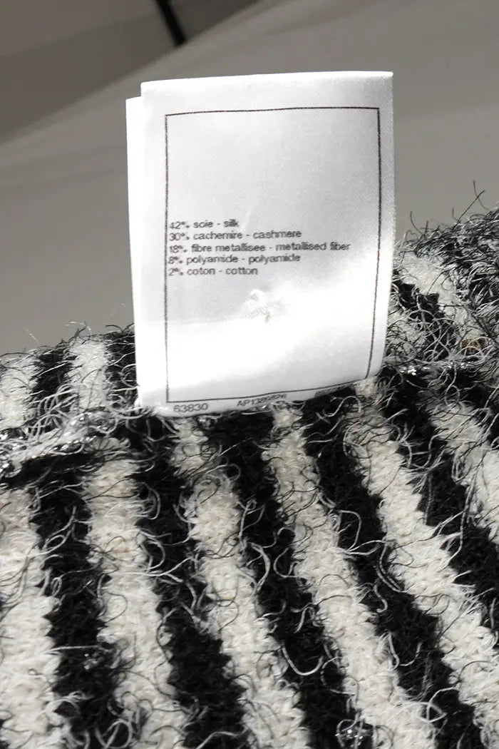 Chanel Top  asimétrico de tweed a rayas negro y gris plateado, prenda de segunda mano, zoom en la etiqueta de composición
