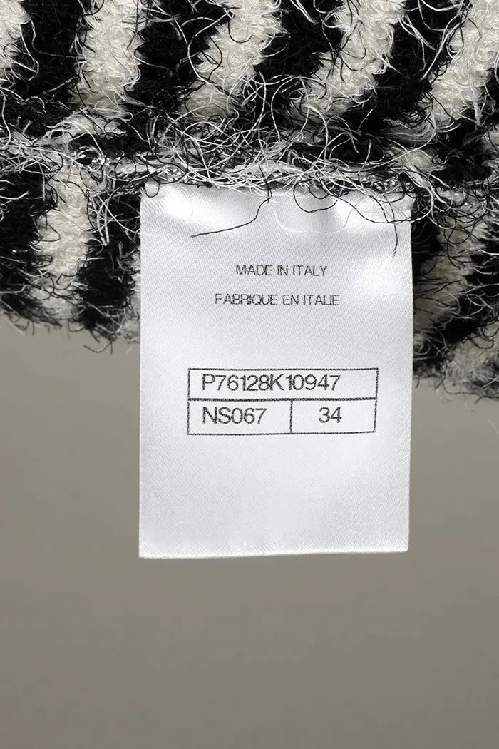 Chanel Top  asimétrico de tweed a rayas negro y gris plateado, prenda de segunda mano, zoom en la etiqueta Talla