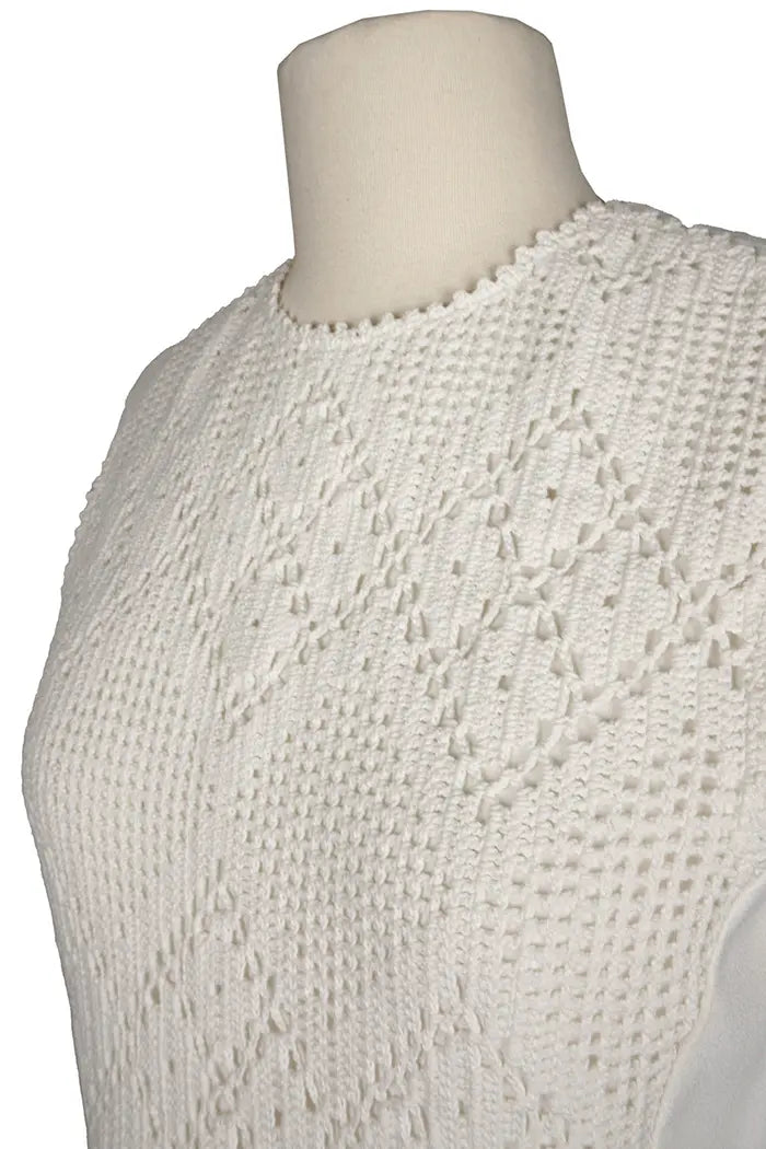 Vestido blanco Chloé de largo medio, artículo de segunda mano, centrado en el corpiño con estampado geométrico.