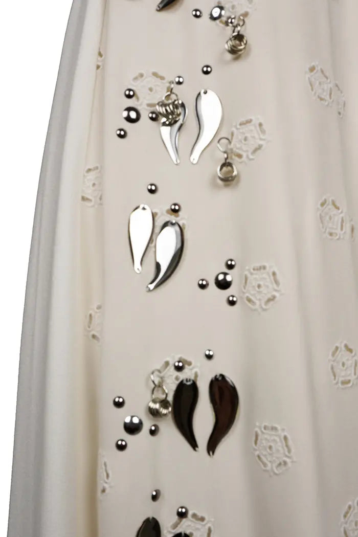 Vestido mi-longue Chloé blanche, artículo de segunda mano, centrado en placas de espejo, remaches y anillos metálicos