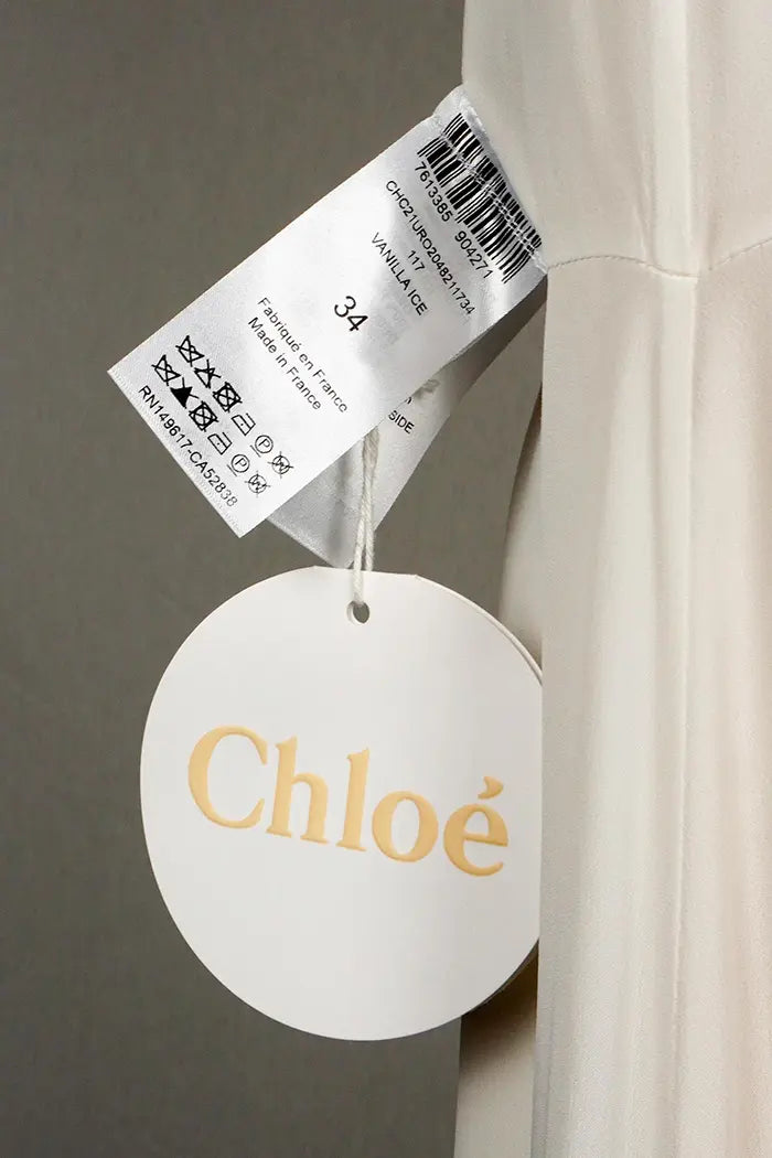 Vestido blanca Chloé de largo medio, artículo de segunda mano, zoom en la etiqueta de Talla. Nunca usada