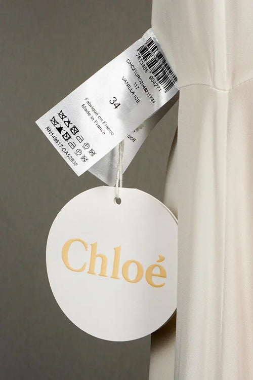 Vestido blanco Chloé de largo midi, artículo seminuevo, zoom en la etiqueta de la talla. No usado