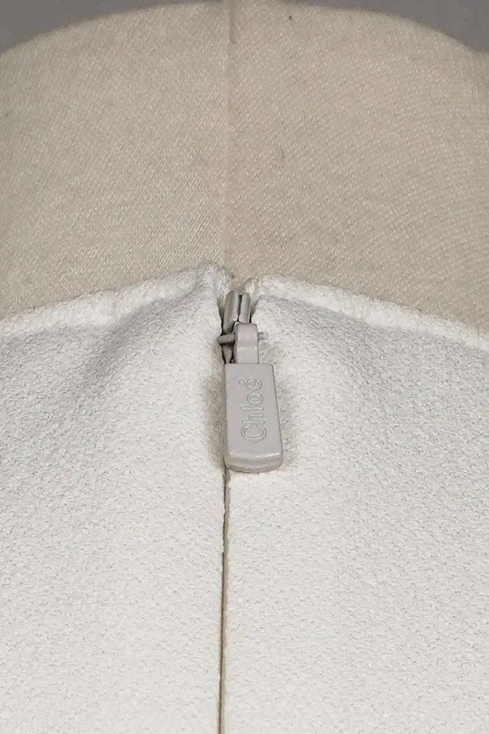 Vestido  Chloé blanco de largo medio, artículo de segunda mano, zoom en la cremallera de la parte trasera del Vestido