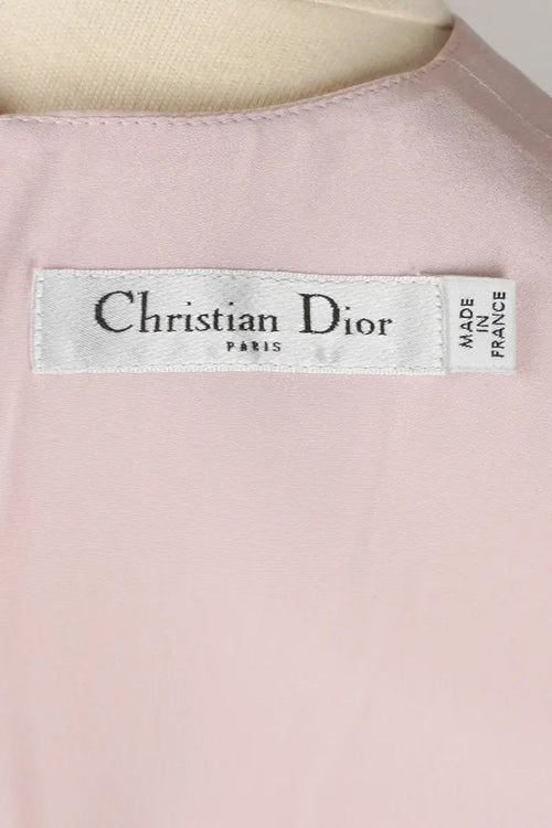 Vestido Christian Dior rosa empolvado con mangas 3/4, artículo seminuevo, zoom en la etiqueta