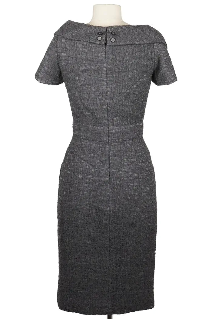 Vestido de lana gris de Chanel con cuello asimétrico, seminueva, vista posterior