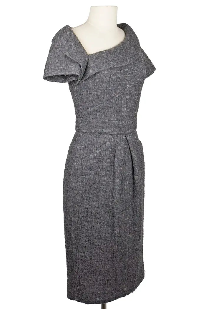 Vestido de lana gris de Chanel con cuello asimétrico, seminueva, 3/4 vista