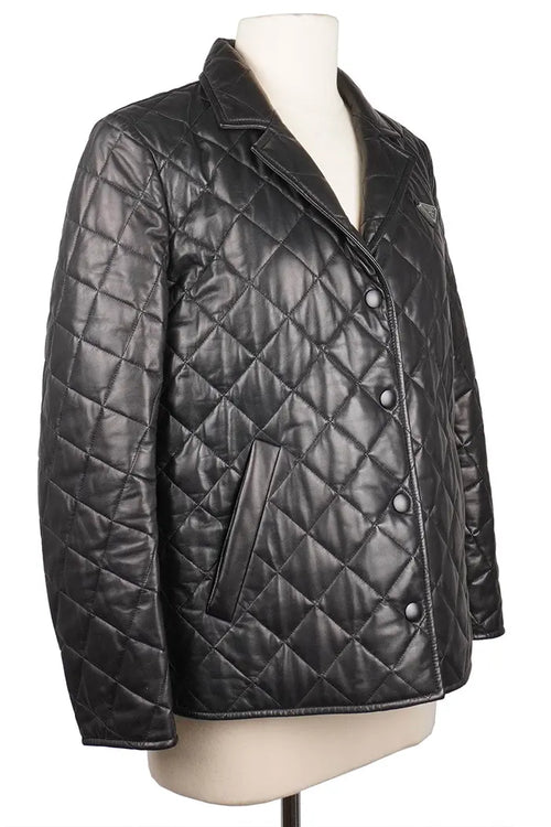 Chaqueta negra acolchada Prada de piel de cordero napa, artículo de segunda mano, 3/4 vista