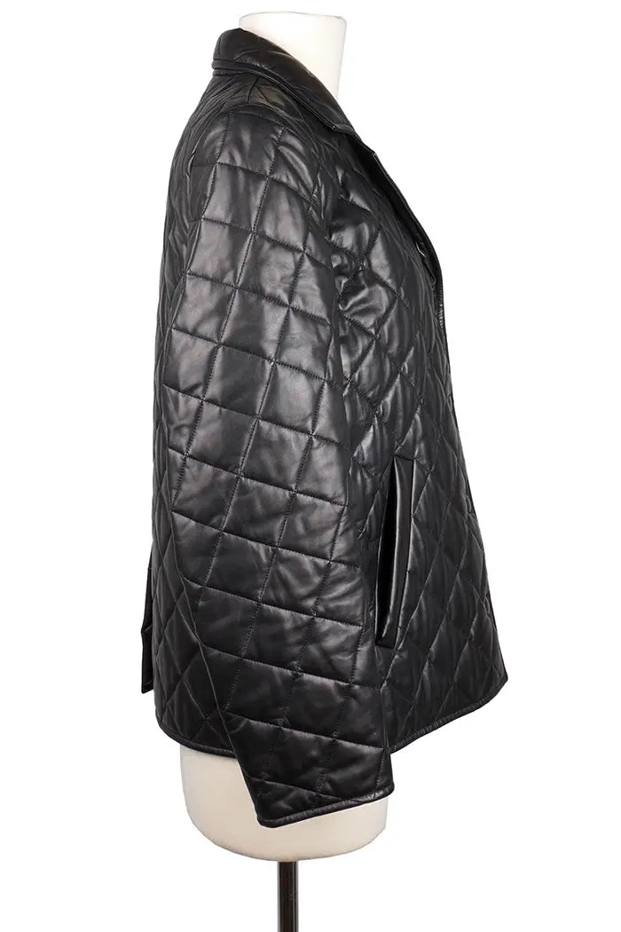 Texto alternativo
Chaqueta Prada acolchada negra en piel de cordero napa, artículo de segunda mano, vista lateral
