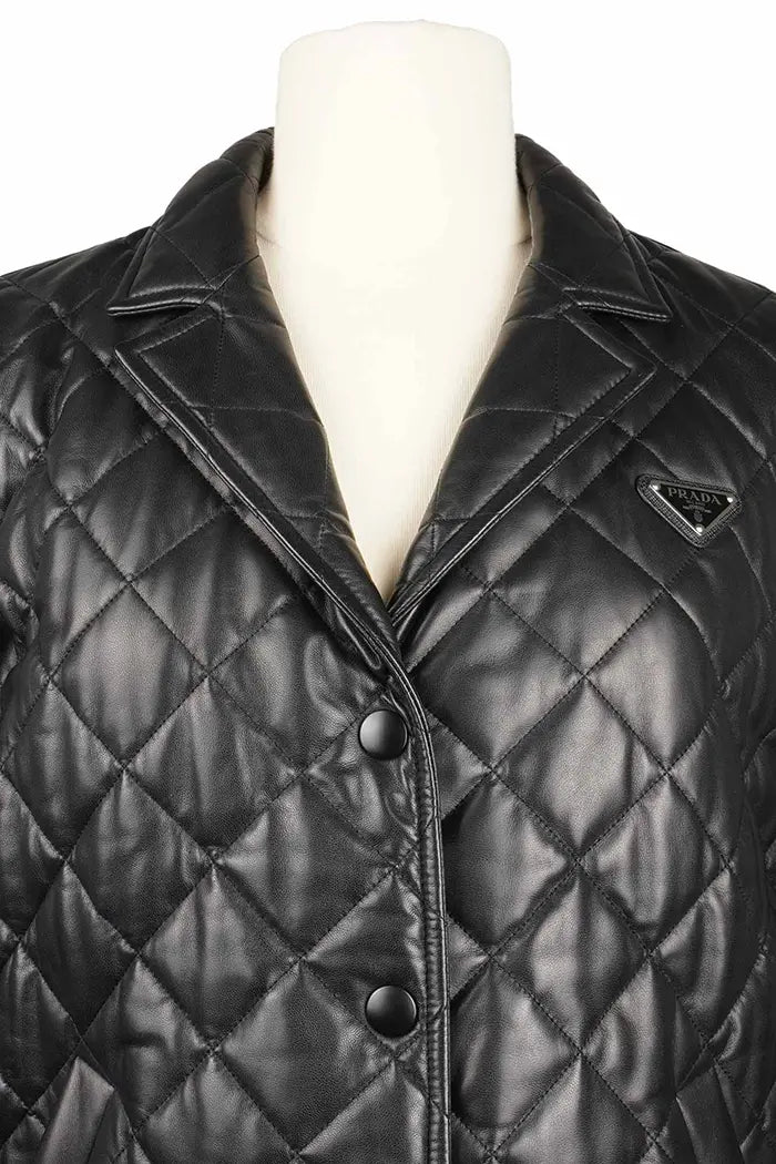 Chaqueta Prada acolchada negra en piel de cordero napa, artículo de segunda mano, zoom en el cuello con muesca