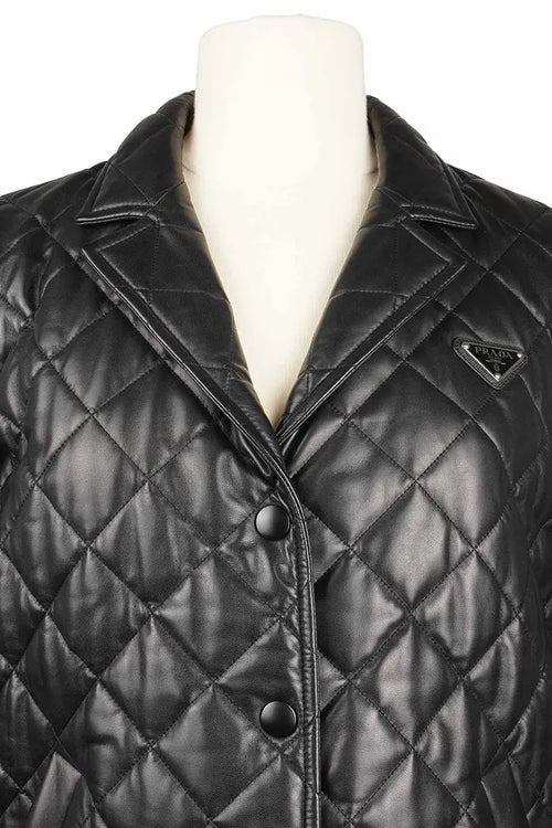 Chaqueta negra acolchada Prada de piel de cordero napa, artículo de segunda mano, zoom en el cuello con muesca