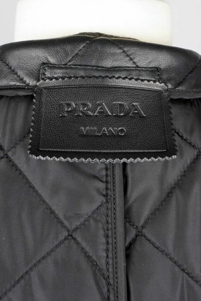 Chaqueta Prada acolchada negra en piel de cordero napa, artículo de segunda mano, zoom en la etiqueta Prada