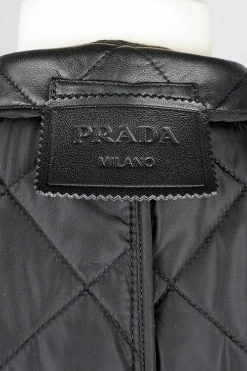 Chaqueta negra acolchada Prada de piel de cordero napa, artículo de segunda mano, zoom en la etiqueta Prada