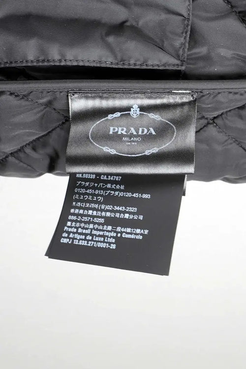 Chaqueta negra acolchada Prada de piel de cordero napa, artículo de segunda mano, zoom en la etiqueta Prada
