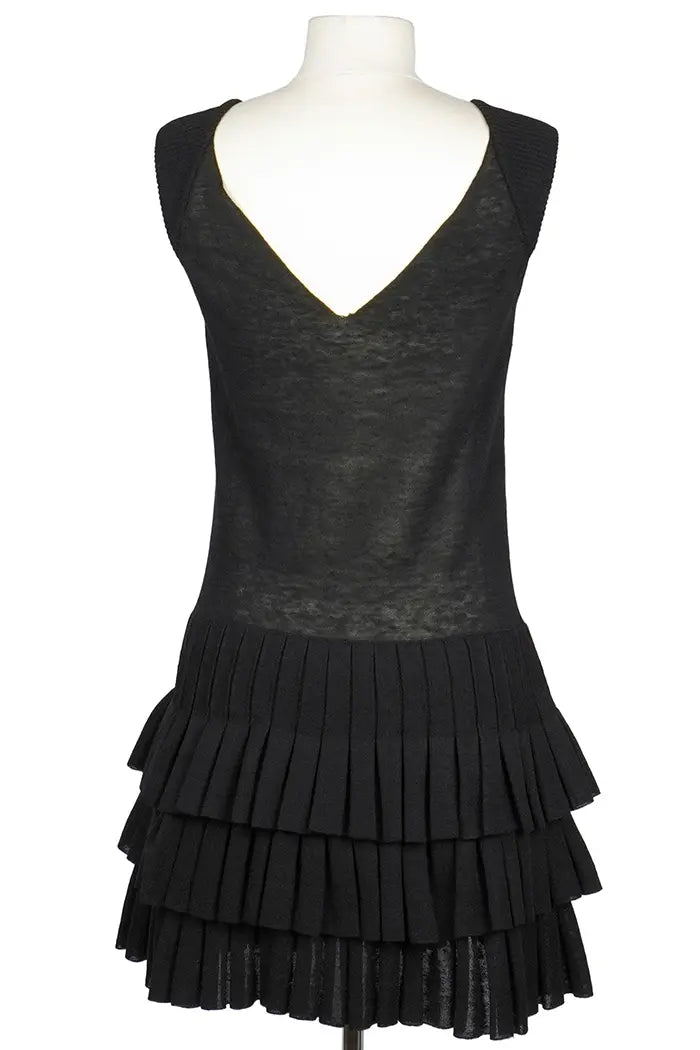 Vestido  acampanado negro deChanel con cuello cuadrado y punto plisado, artículo de segunda mano, vista trasera