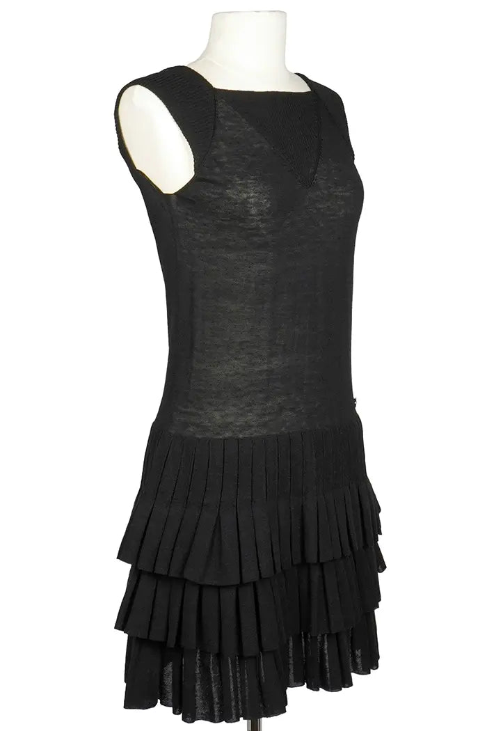 Chanel Vestido  negro acampanado con cuello cuadrado y punto plisado, prenda de segunda mano, 3/4 vista