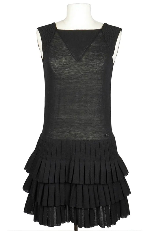 Chanel Vestido  negro acampanado con cuello cuadrado y punto plisado, artículo de segunda mano, vista frontal