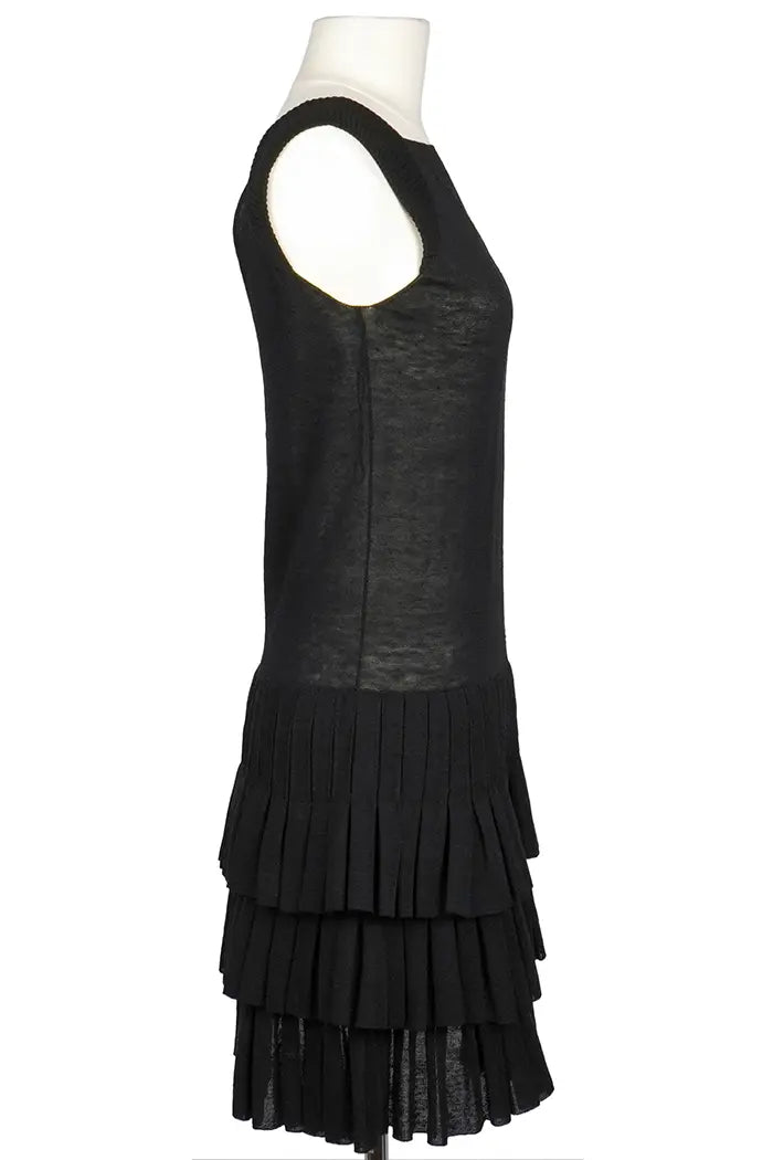 Vestido  acampanado negro deChanel con cuello cuadrado y punto plisado, artículo de segunda mano, vista lateral derecha