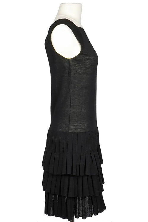Vestido negro acampanado Chanel con cuello cuadrado y malla plisada, artículo de segunda mano, vista lateral derecha