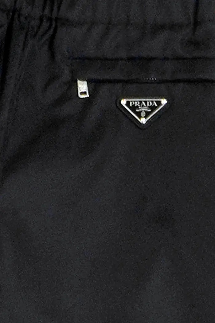 Hose Prada in black Re-Nylon in recycled gabardine and elastic belt, pre-owned item, zoom on Prada logo