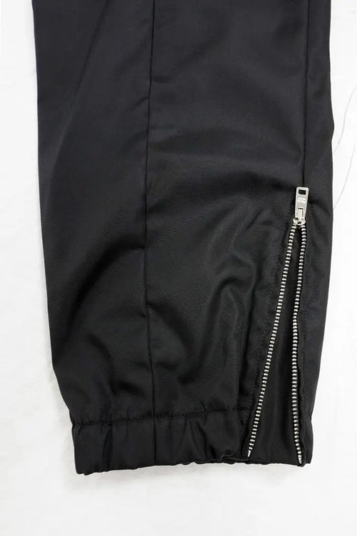 Pantalones Prada de gabardina negra reciclada Re-Nylon y cintura elástica, artículo de segunda mano, zoom en la cremallera