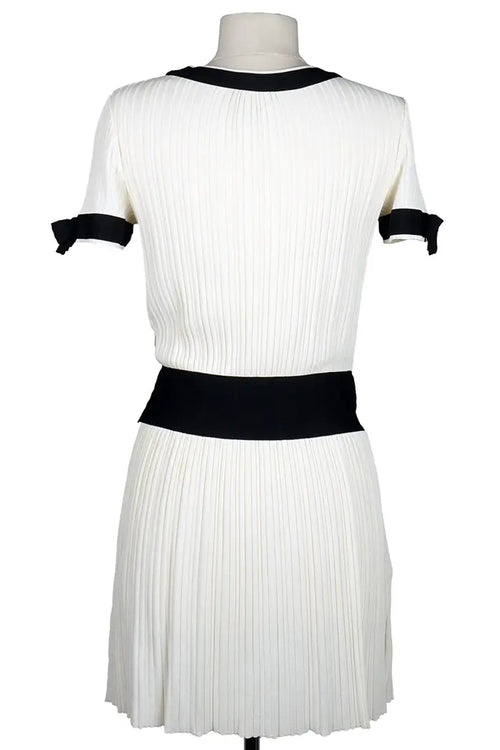 Chanel mini-vestido crema con detalles negros y lazos, prenda de segunda mano, vista posterior