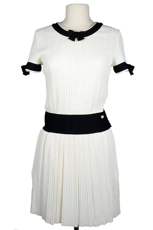 Chanel mini-vestido crema con detalles negros y lazos, prenda de segunda mano, vista frontal