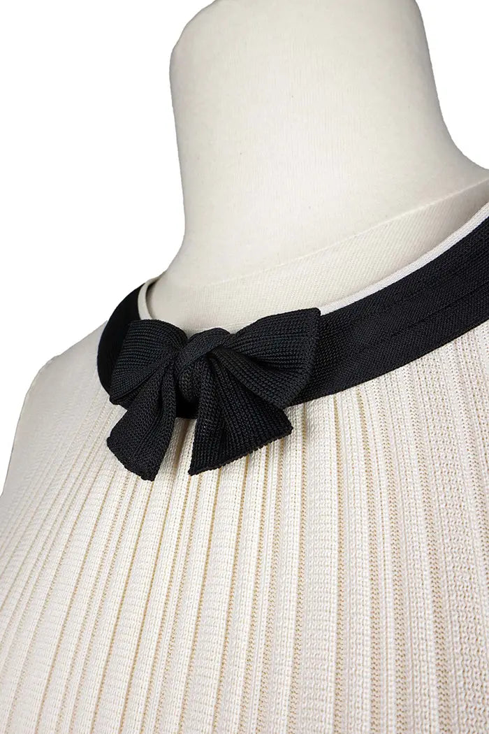 Vestido Chanel color crema con detalles y pajarita negros, artículo de segunda mano, atención a la pajarita y al cuello.