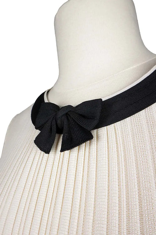 Minivestido Chanel crema con detalles negros y pajarita, artículo de segunda mano, atención a la pajarita y al cuello.