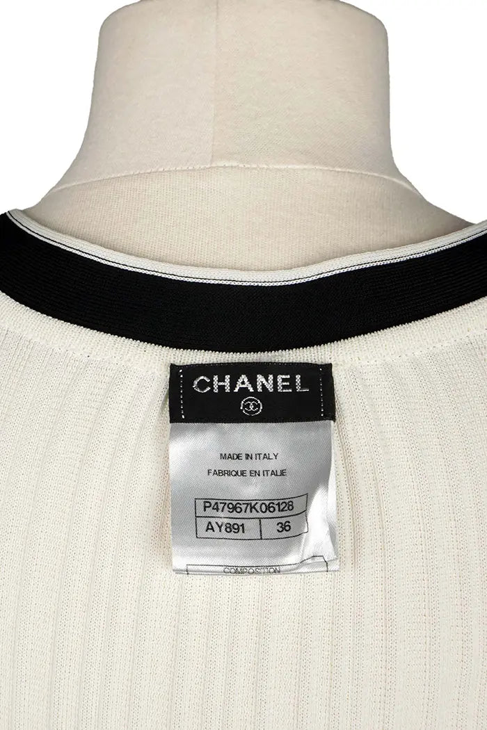 Chanel Vestido  vestido crema con detalles negros y lazos, artículo seminuevo, zoom en la etiqueta