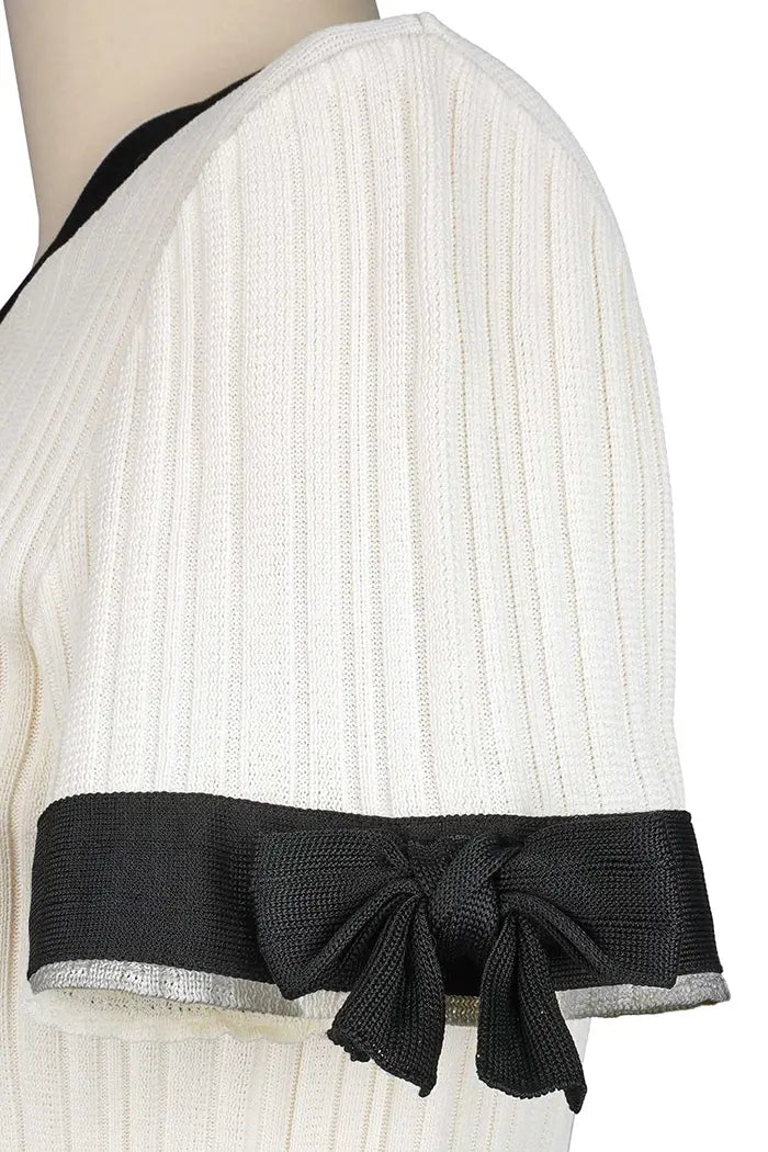 Vestido Chanel color crema con detalles negros y pajarita, artículo de segunda mano, zoom en la pajarita de la manga