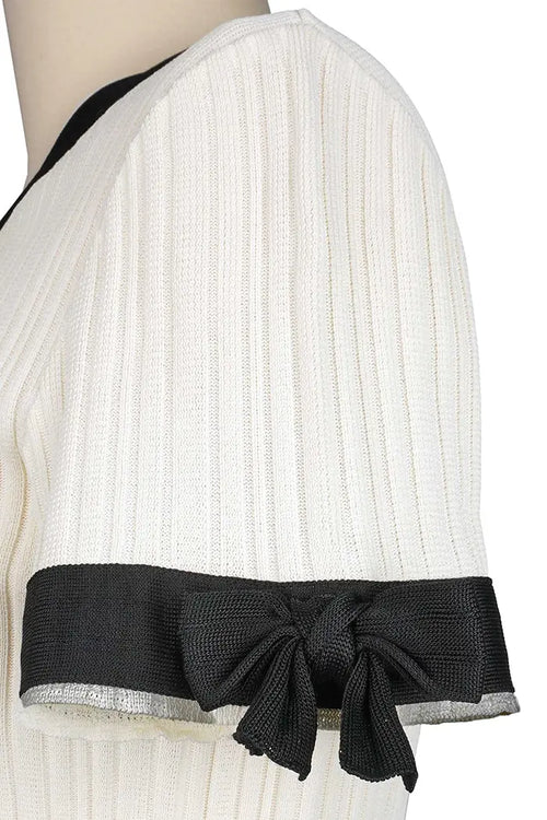 Minivestido Chanel crema con detalles negros y pajarita, prenda de segunda mano, zoom en la pajarita de la manga