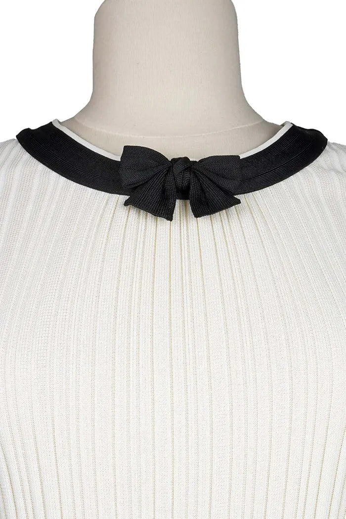 Vestido Chanel color crema con detalles y pajarita negros, artículo de segunda mano, zoom en la pajarita del cuello