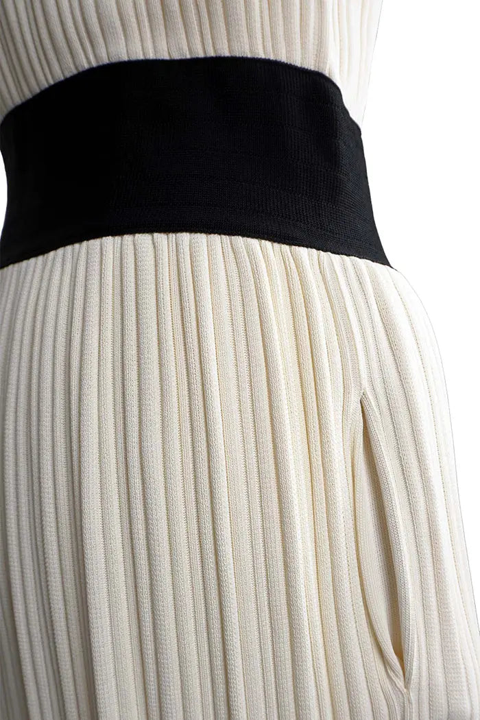 Vestido Chanel color crema con detalles y lazos negros, artículo seminuevo, zoom en el bolsillo