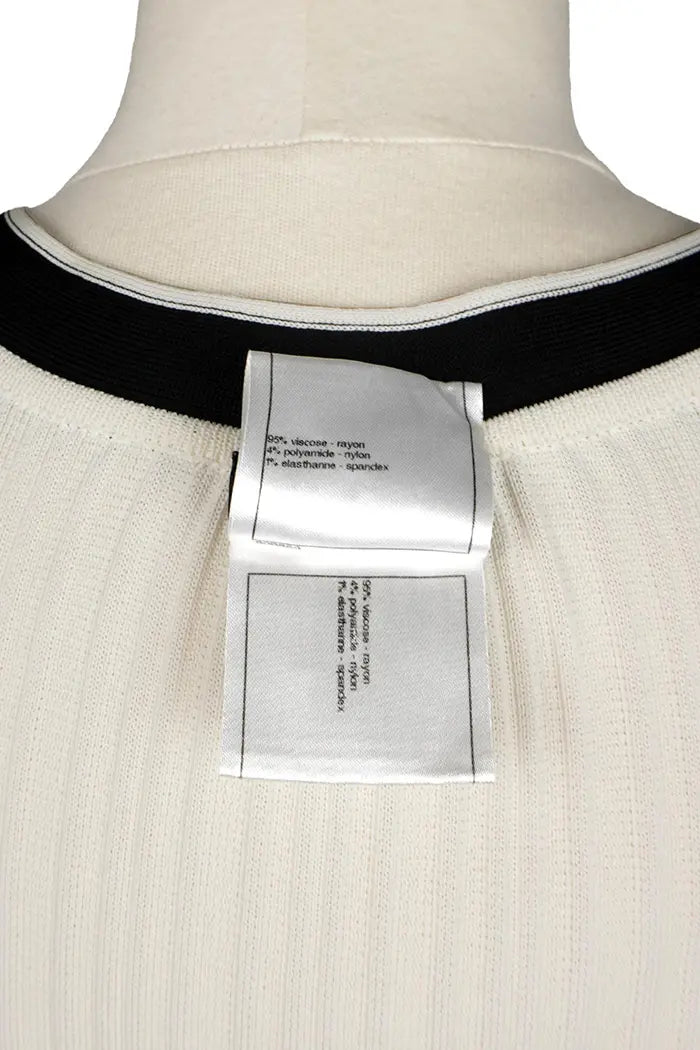 Chanel Vestido  crema con detalles negros y lazos, artículo seminuevo, zoom en la etiqueta de composición