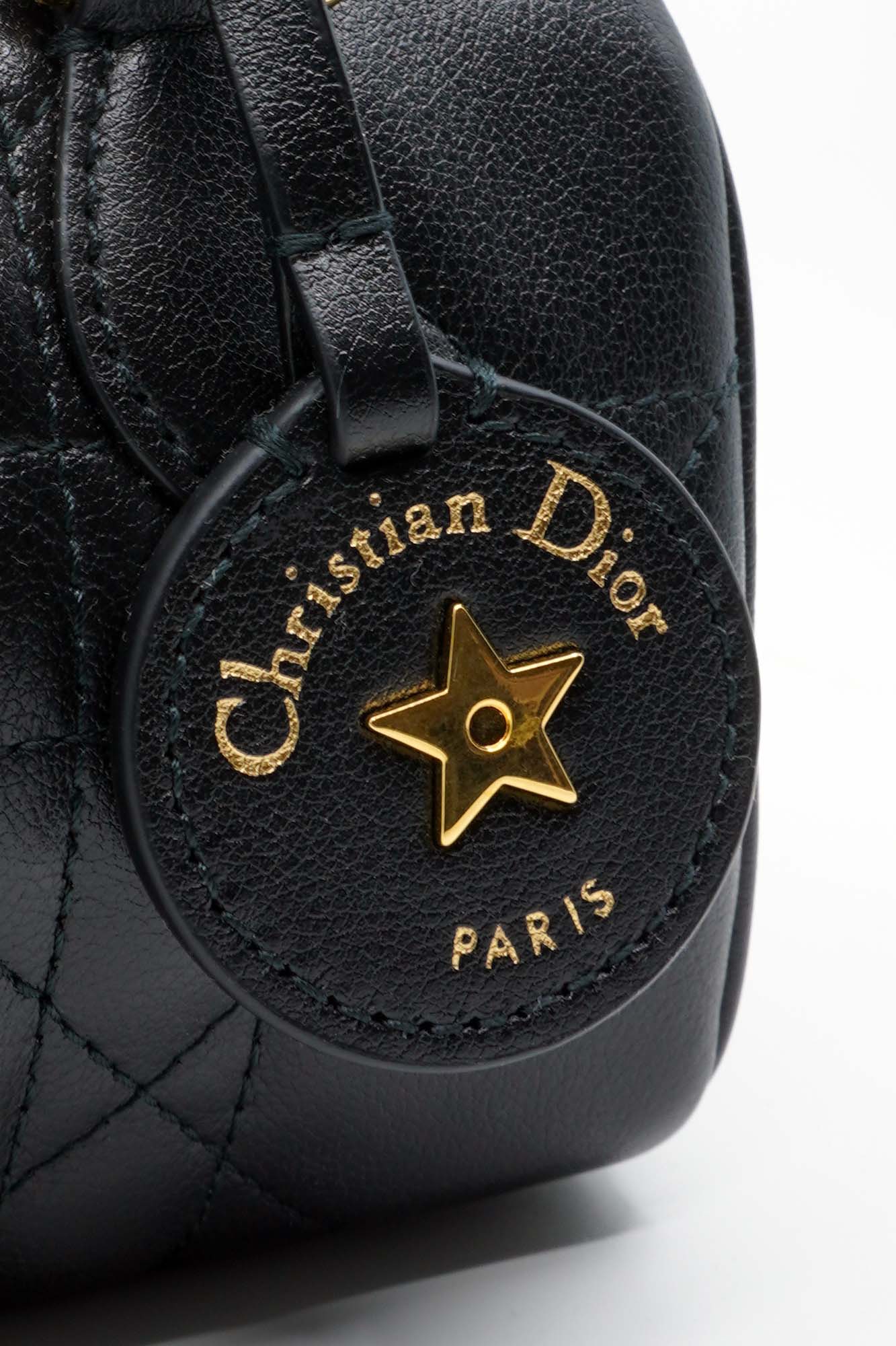 Nano sac Dior Groove 17 en cuir de veau noir, article d'occasion, zoom sur la décoration du sac avec logo étoilé