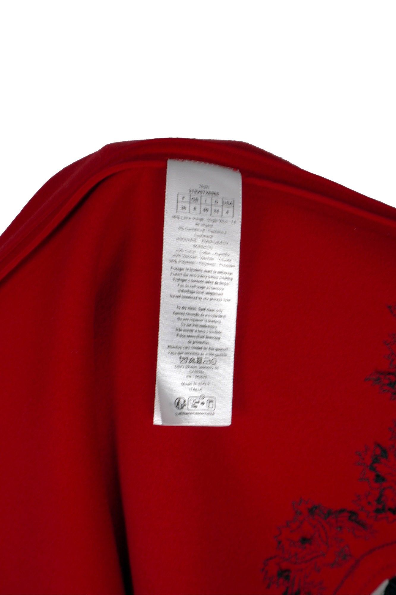 Châle Dior en laine vierge rouge et franges noires, article d'occasion, zoom sur l'étiquette de matières
