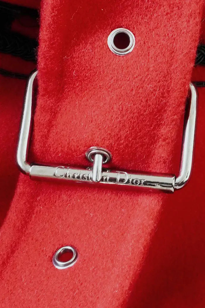 Chal Dior de lana virgen roja y flecos negros, artículo de ocasión, zoom sobre la hebilla de un cinturón con logotipo Christian Dior