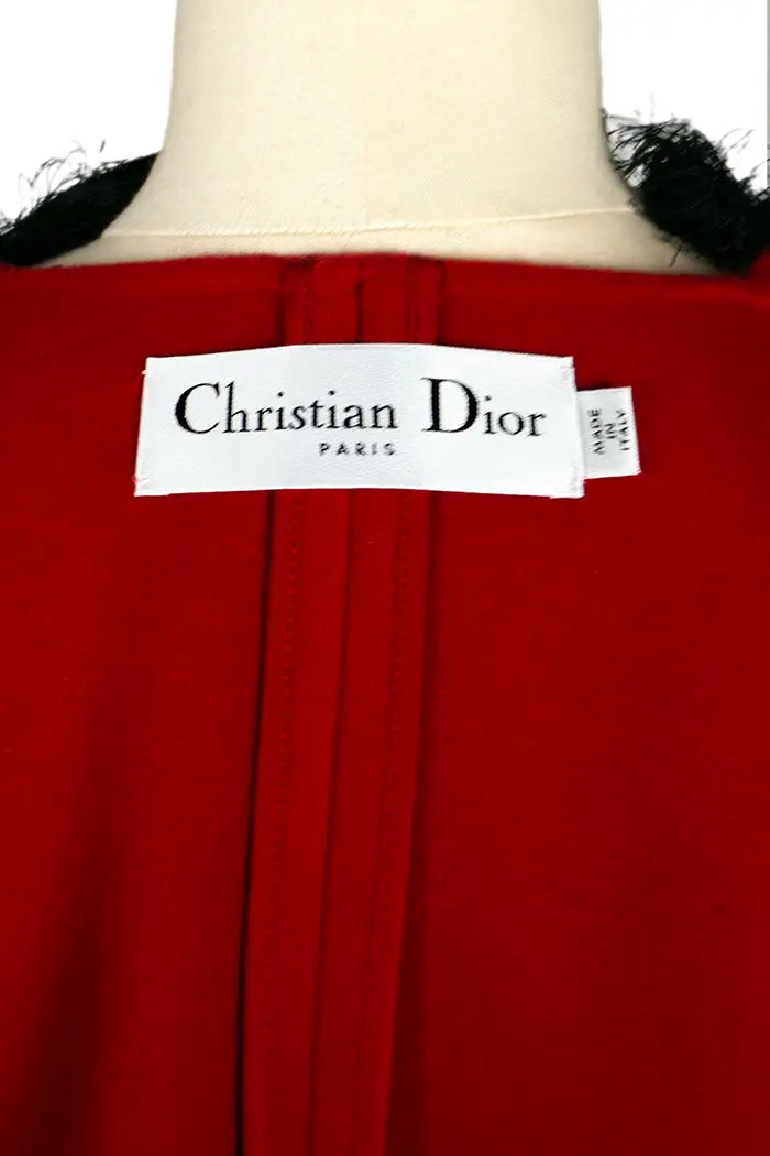 Chal Dior de lana virgen roja con flecos negros, artículo de segunda mano, zoom sobre la etiqueta Christian Dior