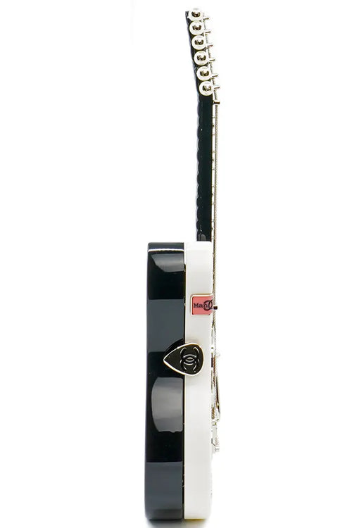 Bolso de mano Chanel Guitar, colección 24A Métiers d'Art, artículo de segunda mano, vista del lado derecho